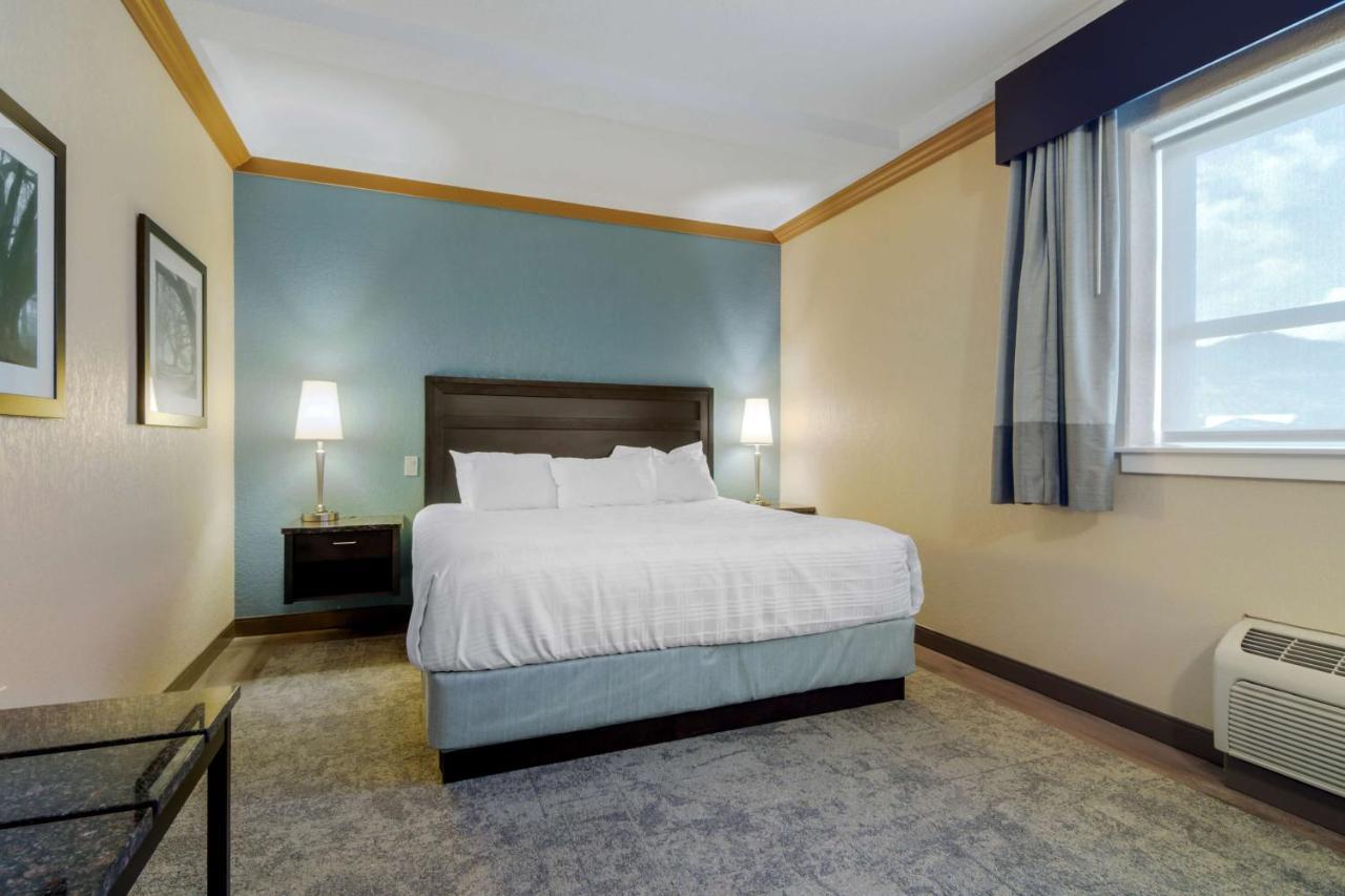 Best Western Plus Kamloops Hotel Exterior photo
